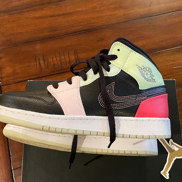 Air Jordan 1 Mid SE GLOW IN THE DARK size 6Y or 7.5W NIKE - Picture 7 of 10